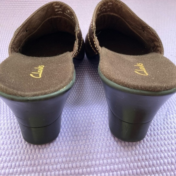 Clarks Brown Leather Split Toe Mules Button Accent Heels Shoes Womens 9M - Picture 4 of 7